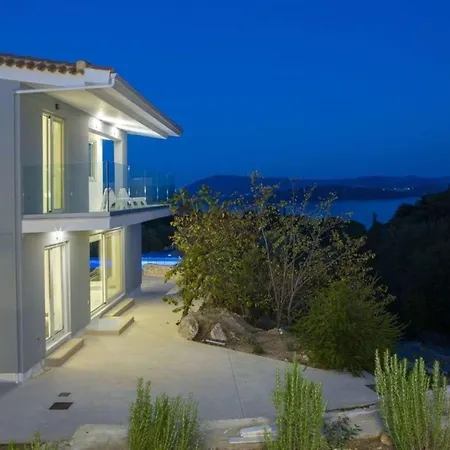 Villa Harriet - With Sea View And Near The Sea