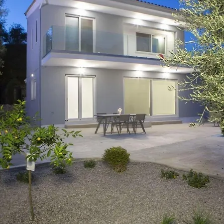Villa Harriet - With Sea View And Near The Sea