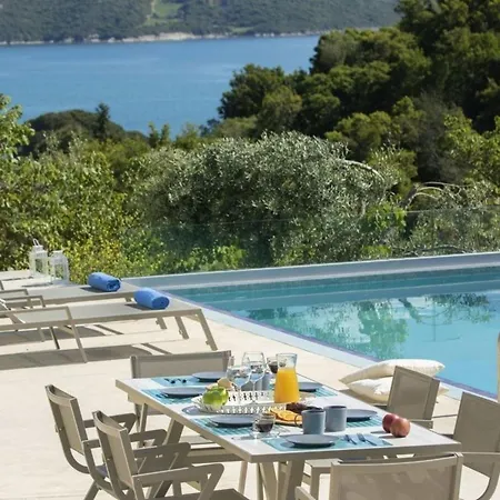 Villa Harriet - With Sea View And Near The Sea