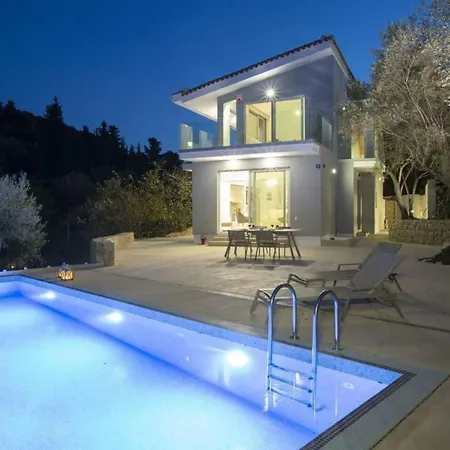 Villa Harriet - With Sea View And Near The Sea