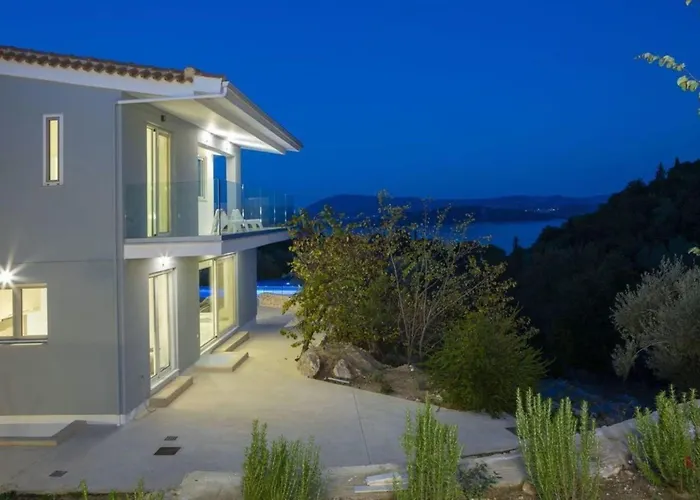 Villa Harriet - With Sea View And Near The Sea