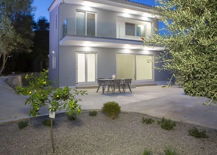 Villa Harriet - With Sea View And Near The Sea